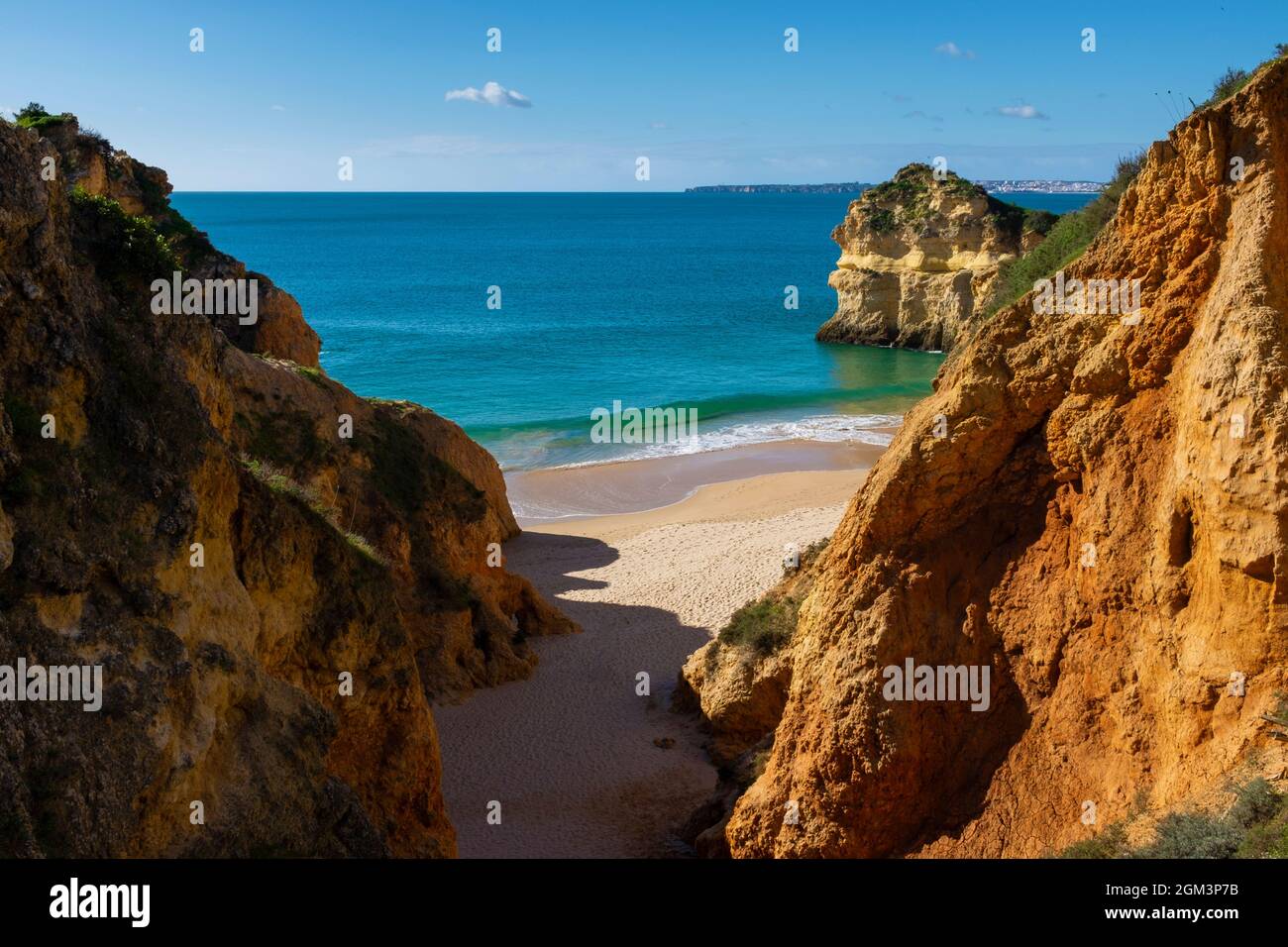 Vista de la pintoresca playa de Prainha con las formaciones rocosas, en Portimao, Algarve, Portugal; concepto para vacaciones de verano y viajes en Portugal Foto de stock