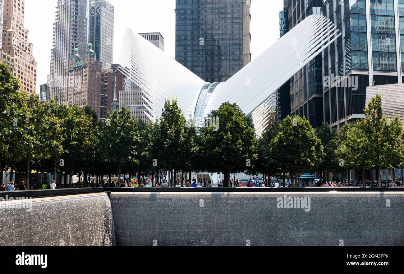 Ciudad de Nueva York, Nueva York, EE.UU. - 28 de julio de 2021: El agua cae en las piscinas de reflexión con el museo conmemorativo del 11 de septiembre y altos buidings en la parte de atrás Foto de stock