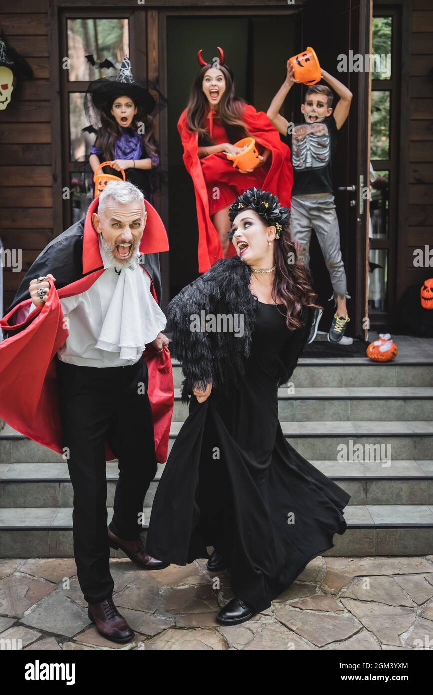 recomendar Regreso lápiz una pareja asustada con trajes de halloween gritando mientras se está  quedando fuera de casa de niños espeluznantes Fotografía de stock - Alamy
