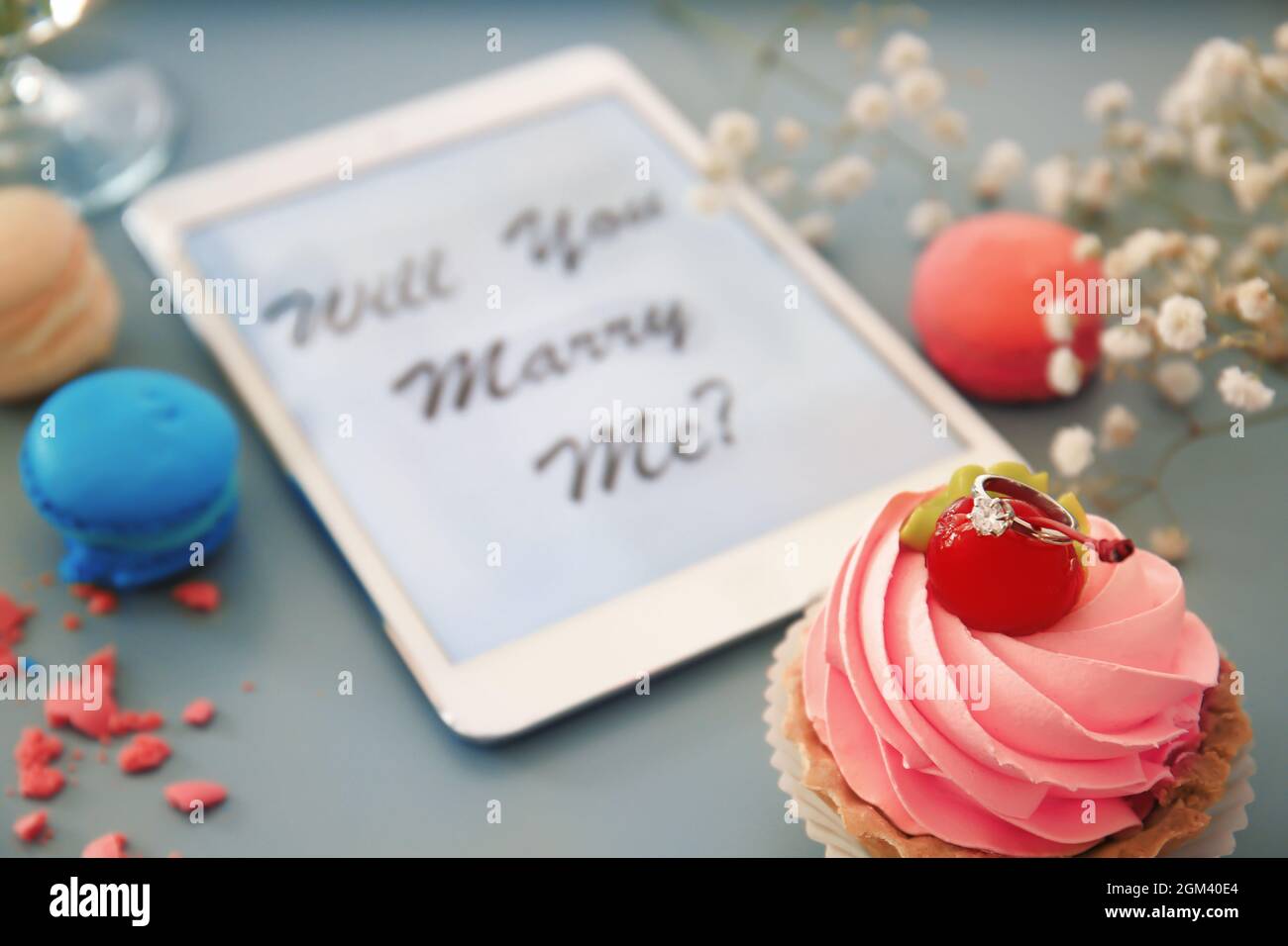 Anillo de compromiso con una deliciosa tarta en la mesa Fotografía de stock  - Alamy