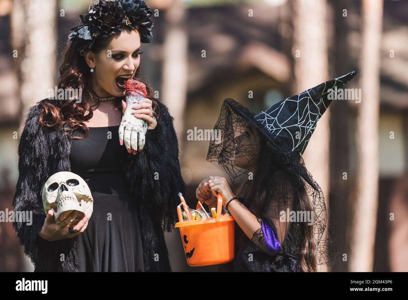 mujer en vampiro halloween disfraz asustar a la hija con la mano de juguete  Fotografía de stock - Alamy