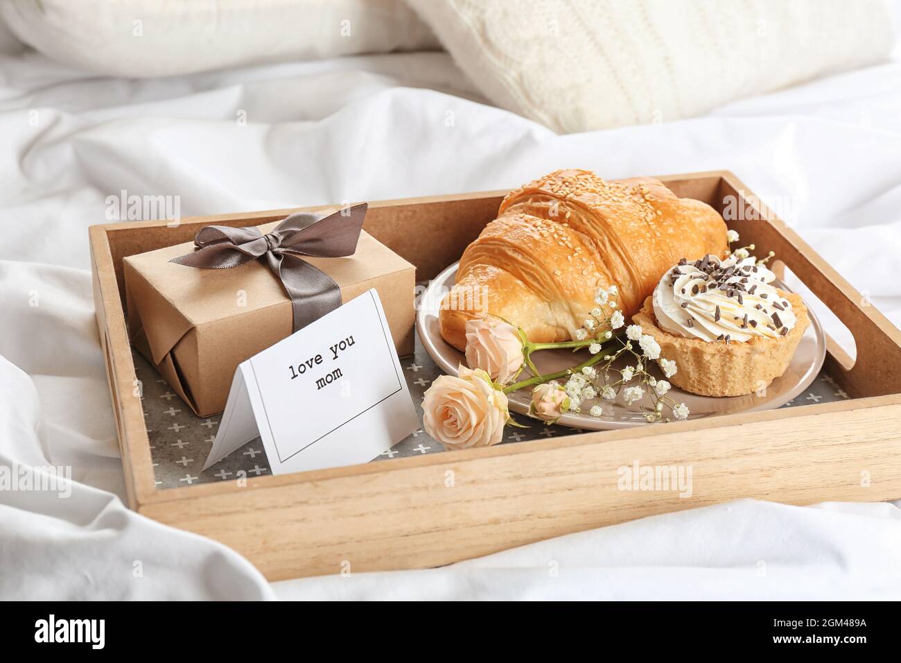 Bandeja de madera con desayuno y regalo para el día de la madre servido en  la cama Fotografía de stock - Alamy