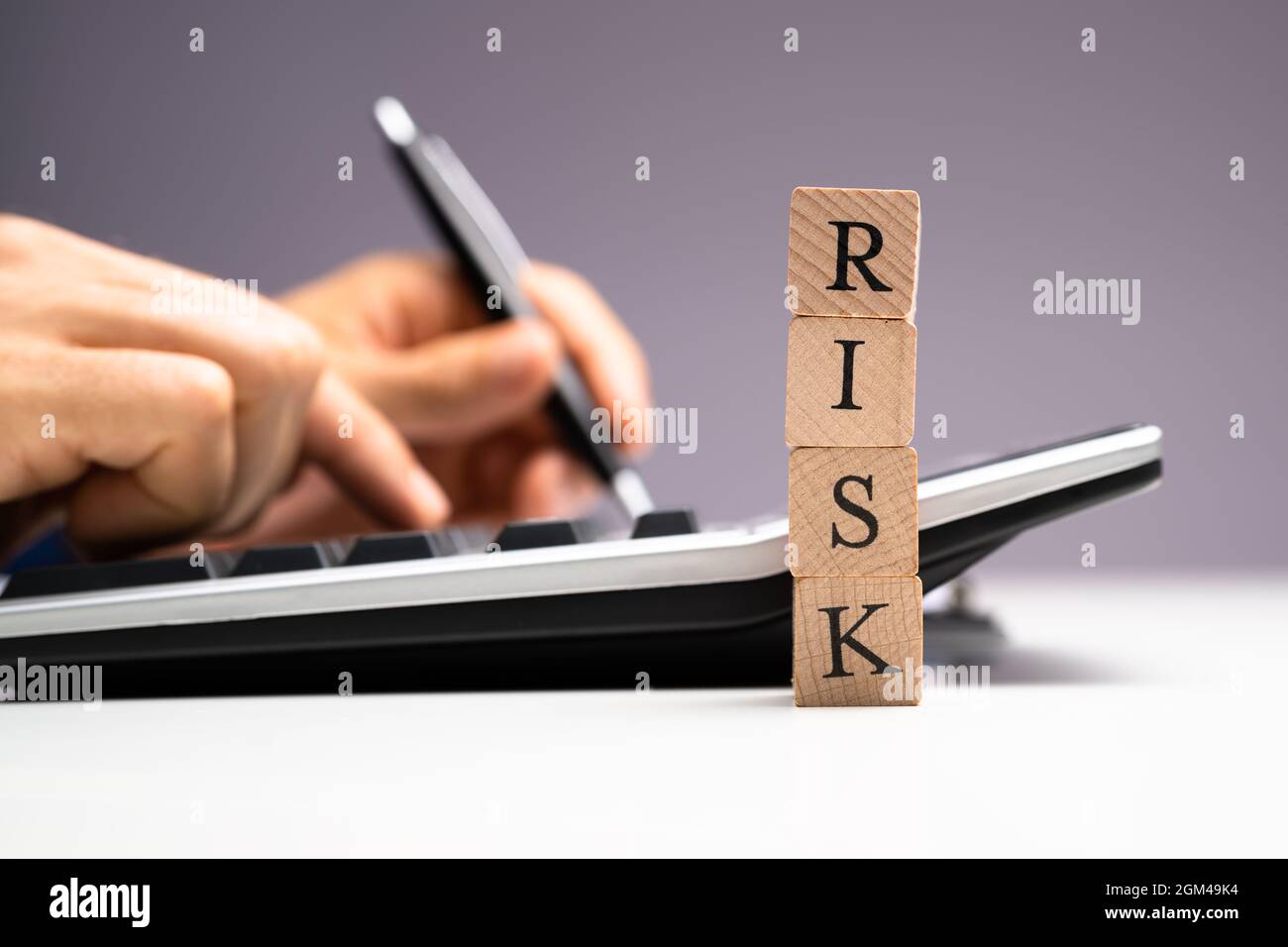 Gestión estratégica de riesgos mediante la calculadora. Investigar y medir riesgos Foto de stock