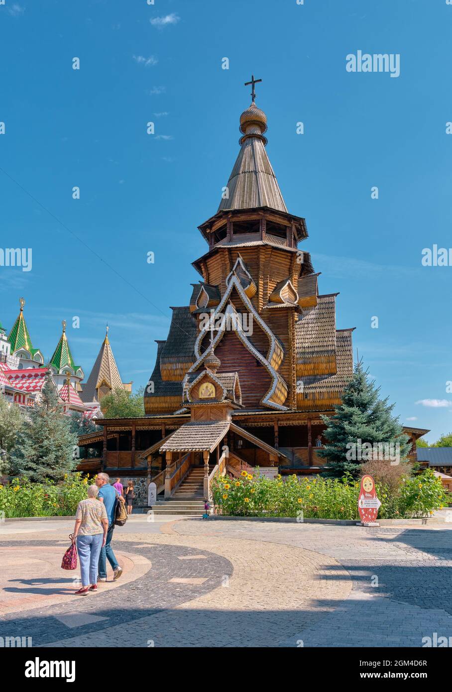 Vista de la iglesia de tiendas de madera de San Nicolás en el Kremlin de Izmailovsky, construido en 2003, punto de referencia: Moscú, Rusia - 15 de agosto de 2021 Foto de stock
