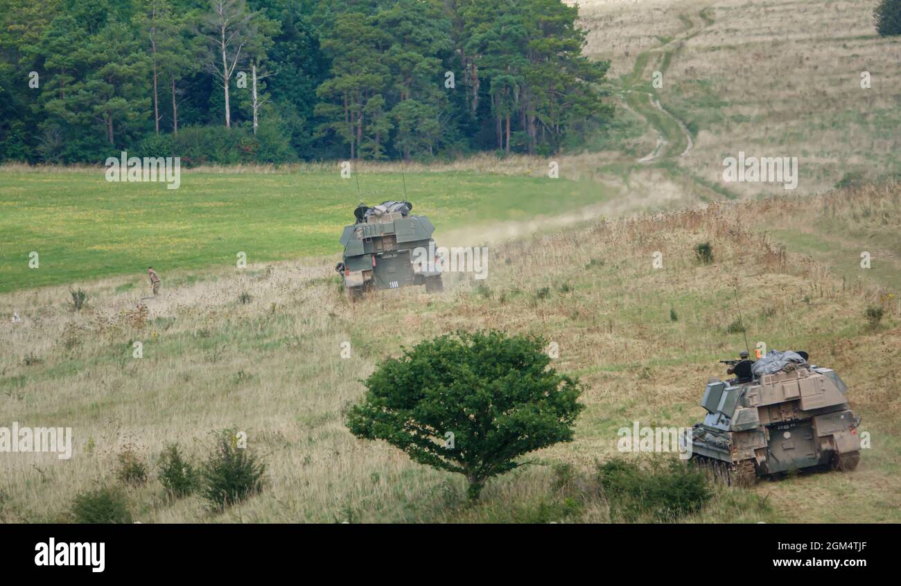 Dos militares del ejército británico AS-90 Braveheart (Gun Equipment 155mm L131) blindaron cañones obús autopropulsados en acción en un ejercicio militar Wiltshire Foto de stock