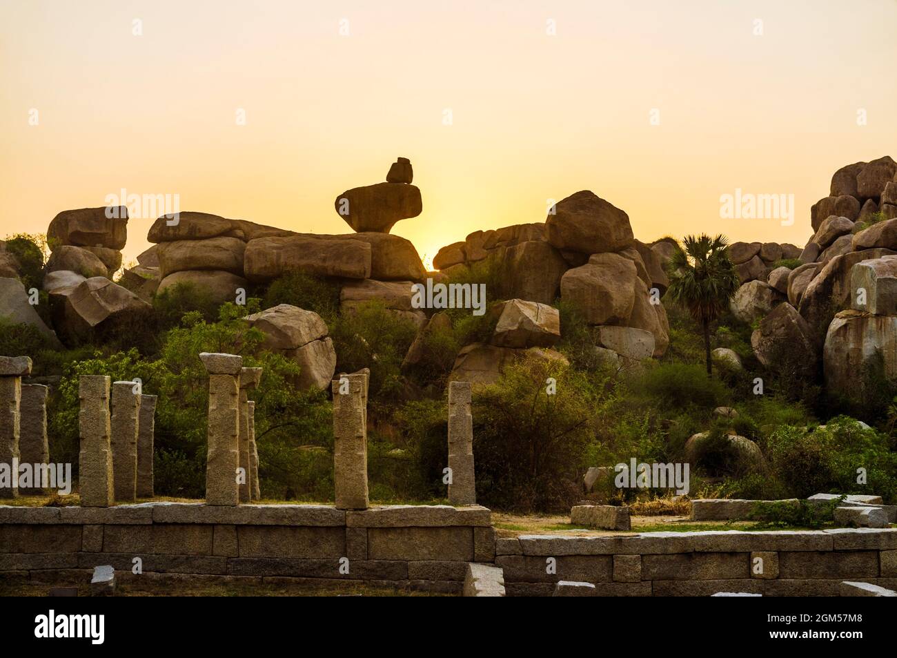 Hampi, Karnataka, India: Antiguo imperio Vijayanar. Ruinas del templo Achyutaraya del siglo 16th al atardecer. Foto de stock