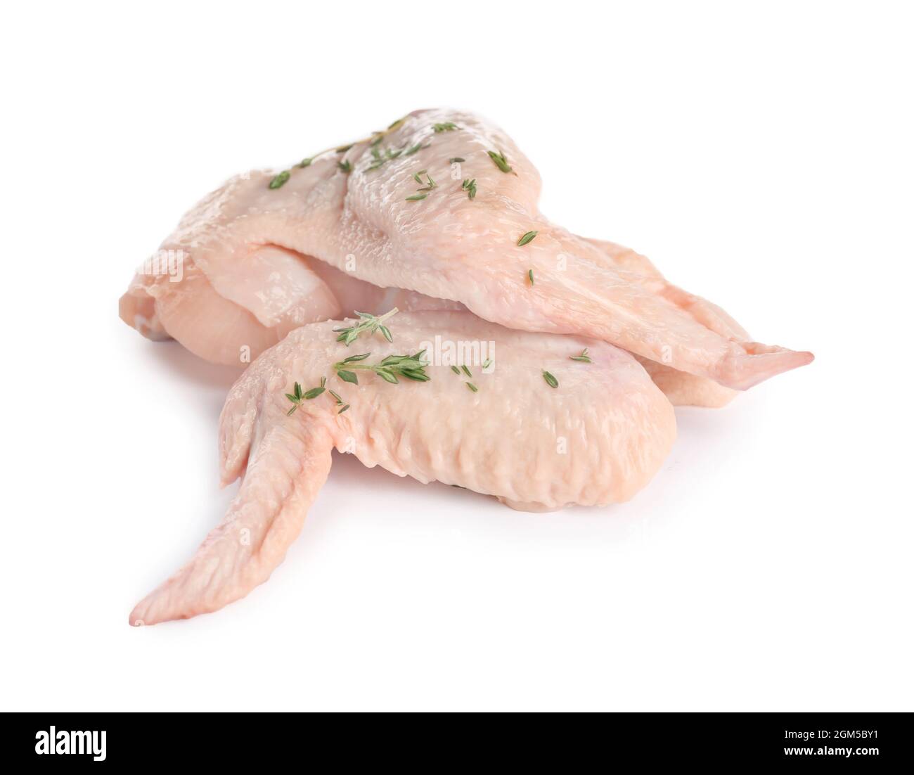Alas de pollo cruda sobre fondo blanco Fotografía de stock - Alamy