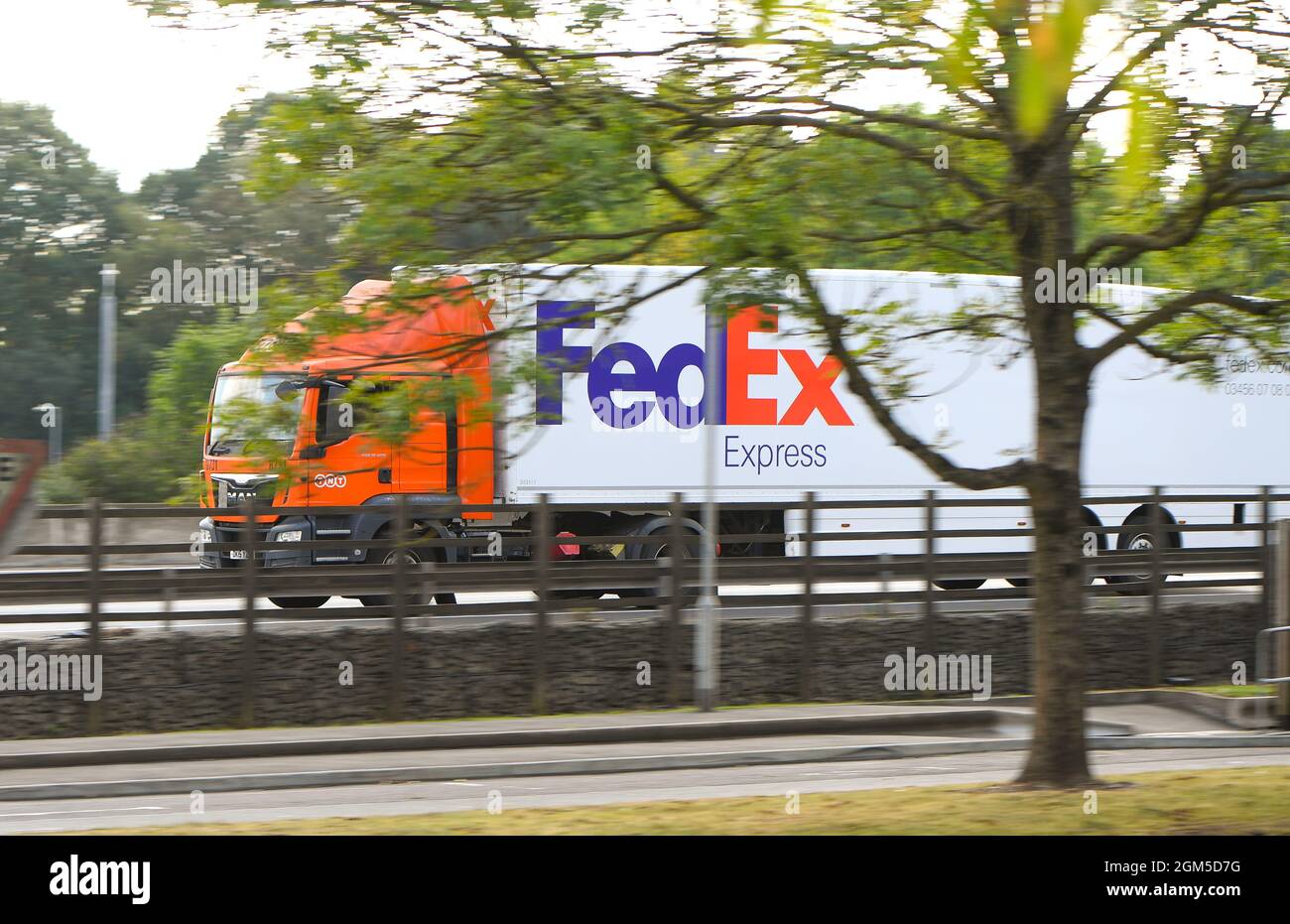 FED Ex TNT camión conduciendo por la autopista M27 Hampshire Inglaterra. La escasez actual de conductores está perturbando los servicios y la cadena de suministro. Foto de stock