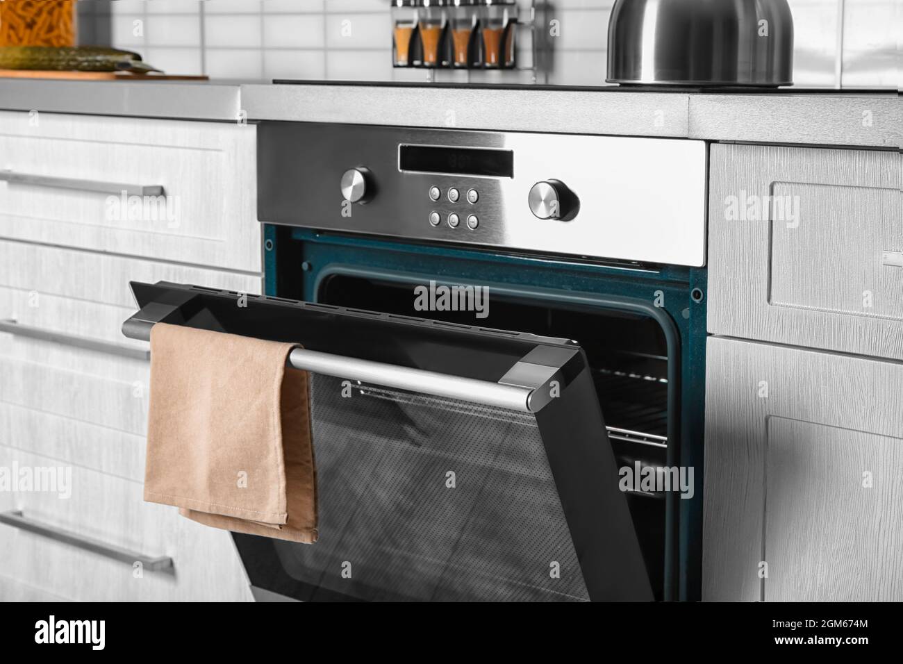Nuevo horno eléctrico en la cocina Fotografía de stock - Alamy