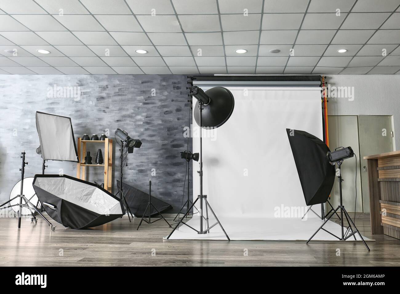 en cualquier sitio Hacer la cama cargando Interior del estudio fotográfico moderno con equipo profesional Fotografía  de stock - Alamy
