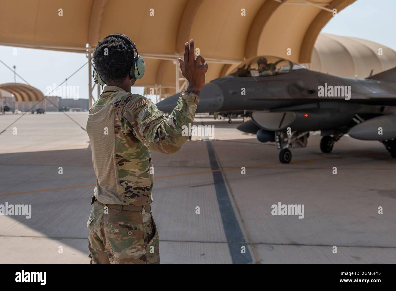 Un jefe de la tripulación de la Fuerza Aérea de los Estados Unidos con el escuadrón de la Generación de Cazas Expedicionarias 121st dirige un F-16 Fighting Falcon durante el prelanzamiento en la Base Aérea del Príncipe Sultán, Reino de Arabia Saudita, el 27 de agosto de 2021. Además del apoyo logístico y de la mano de obra, el Ala Expedicionaria Aérea de 378th proporcionó energía aérea de combate para asegurar la superioridad aérea del Comando Central de Estados Unidos durante las operaciones de evacuación no combatiente en Afganistán. (EE.UU Foto de la Fuerza Aérea del personal Sgt. Caleb Pavao) Foto de stock