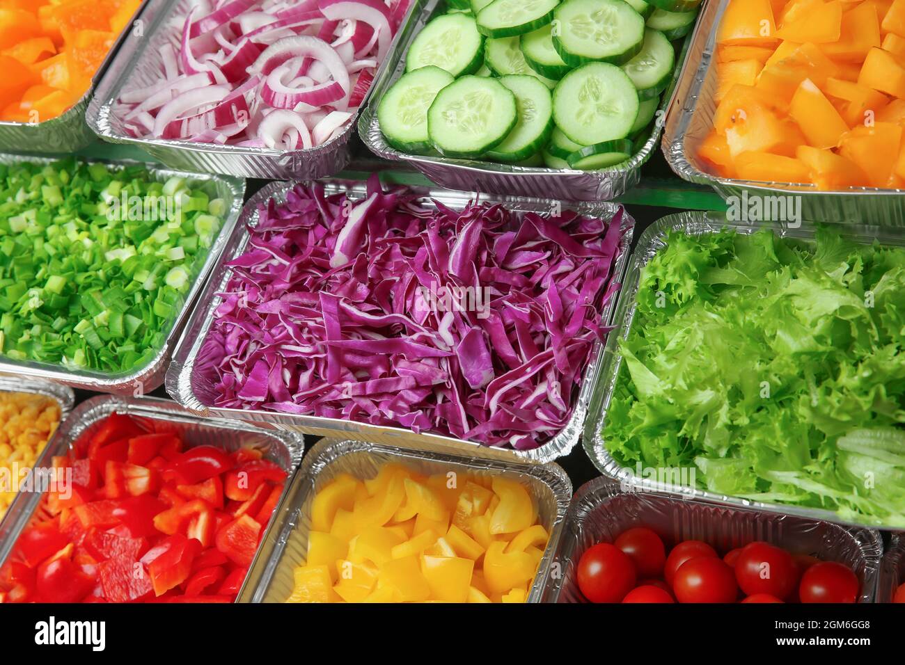 Primer plano de barra de ensaladas con surtido de ingredientes Fotografía  de stock - Alamy