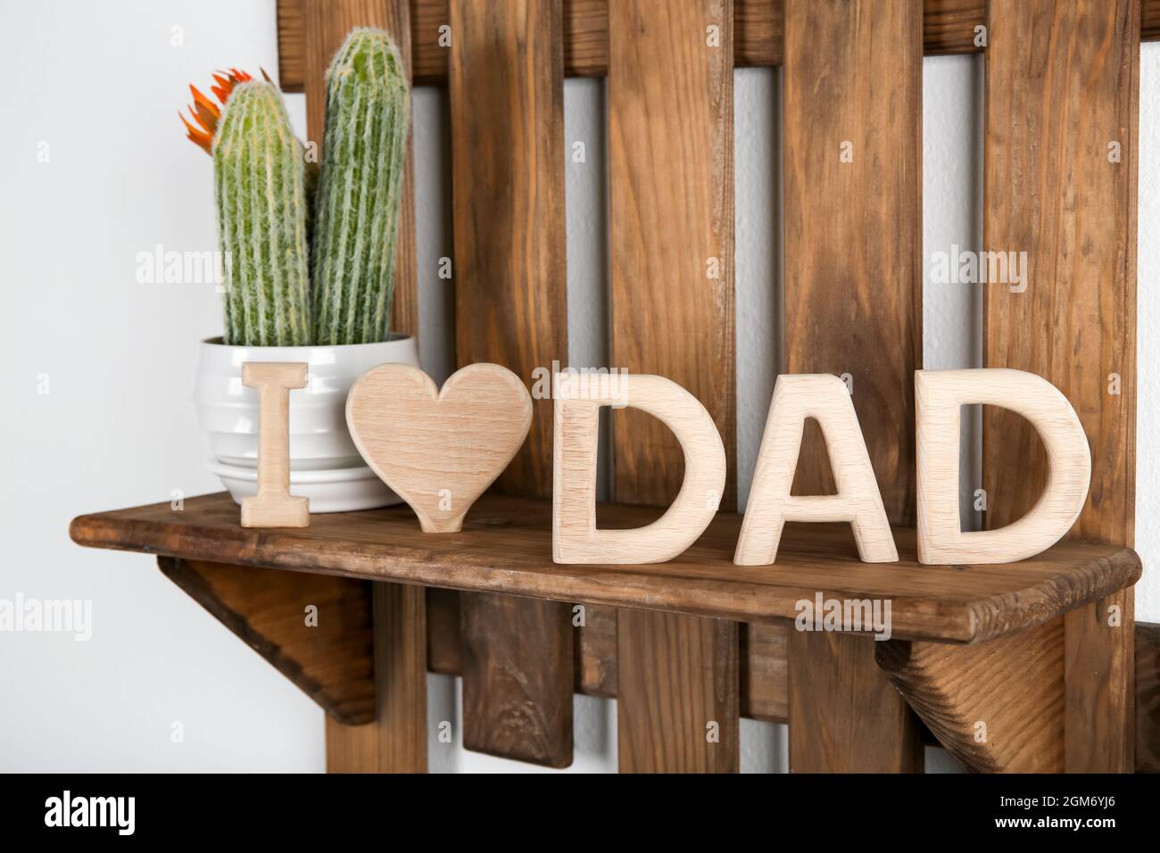 Composición con frase AAMO A PAPÁ para el día del Padre en un estante de  madera Fotografía de stock - Alamy