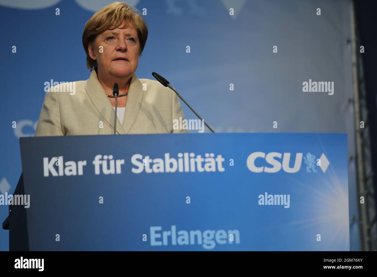 Angela Merkel habló en un mitin electoral en Erlangen Alemania durante la campaña para las elecciones generales de 2017. Foto de stock