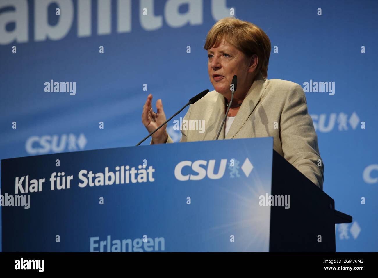 Angela Merkel habló en un mitin electoral en Erlangen Alemania durante la campaña para las elecciones generales de 2017. Foto de stock