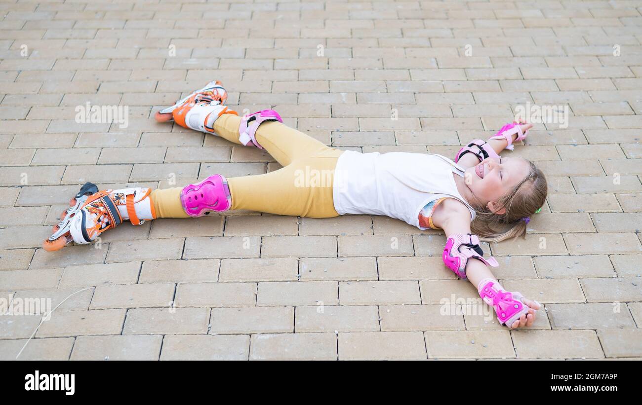 El niño aprende a patinar. Chica en medias rosas. Concepto de infancia y  afición Fotografía de stock - Alamy
