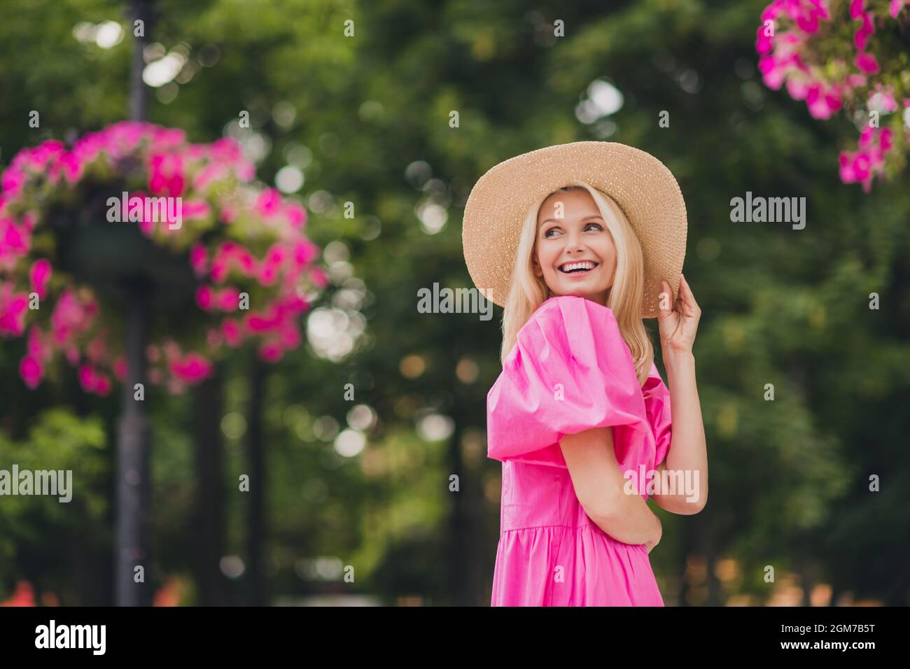Foto de la señora jubilada soñadora emocionada vestir vestido rosa mano brazo ropa de cabeza sonriente caminando fuera de la calle urbana de la ciudad Fotografía de stock - Alamy Foto de la señora jubilada soñadora emocionada vestir vestido rosa mano brazo ropa de cabeza sonriente caminando fuera de la calle urbana de la ciudad Fotografía de stock - Alamy