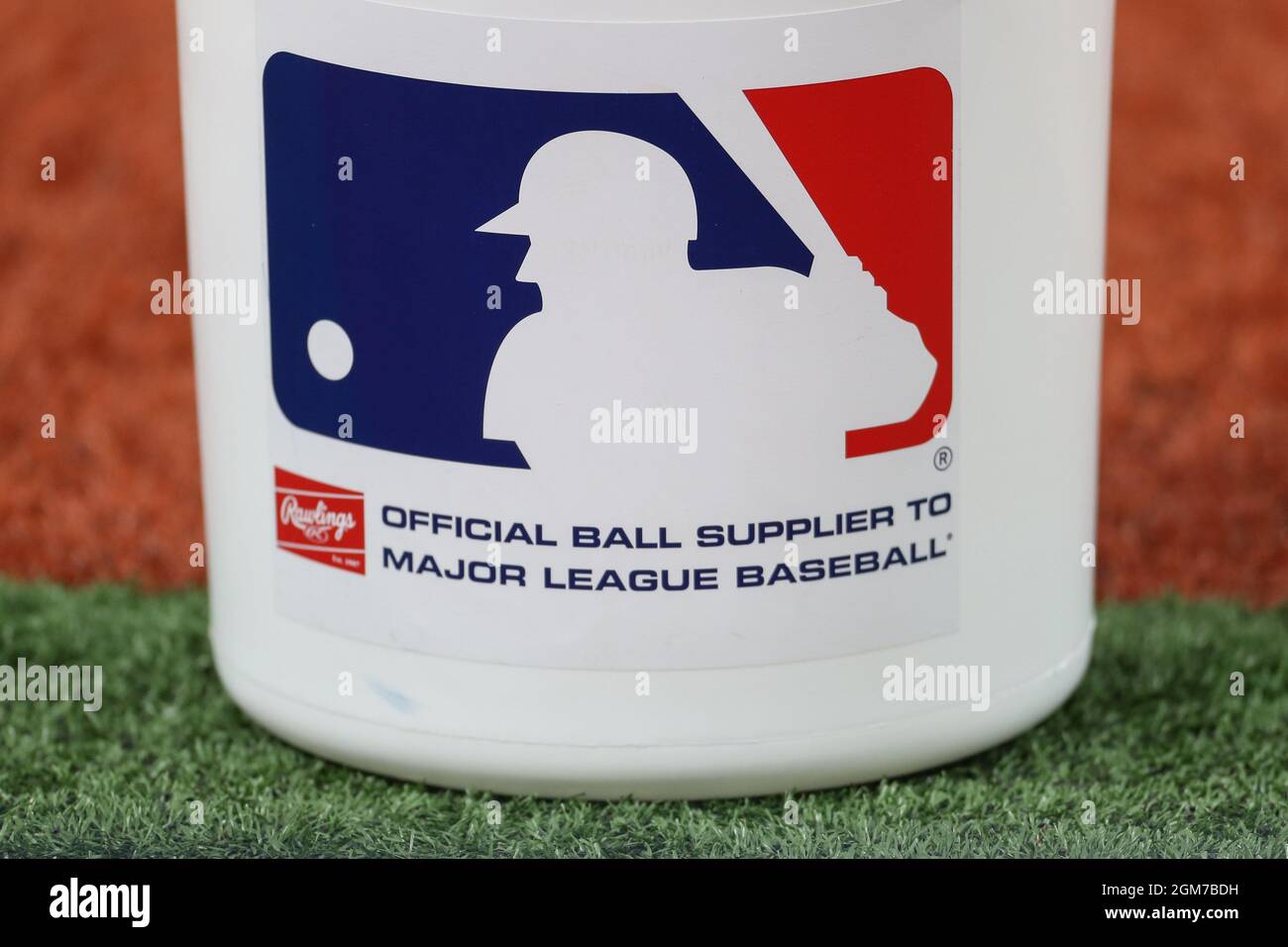 San Petersburgo, FL. EE.UU.; una visión general de un balde de baseball en el Tampa Bay Rays bull pen durante un partido de béisbol de las Grandes Ligas contra el Detro Foto de stock