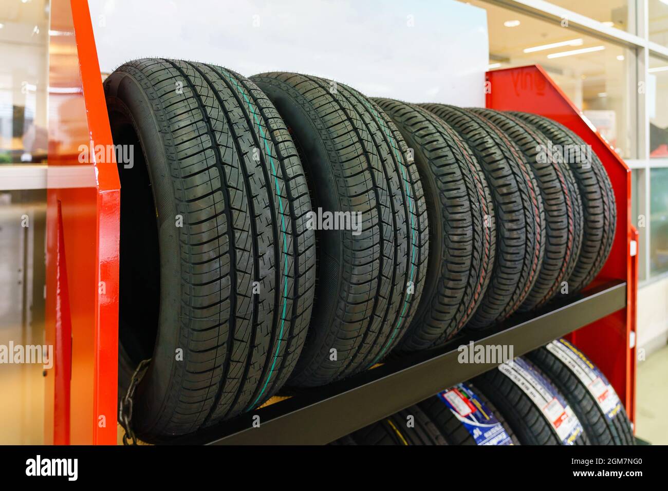 Neumáticos nuevos a la venta en una tienda de neumáticos Fotografía de  stock - Alamy