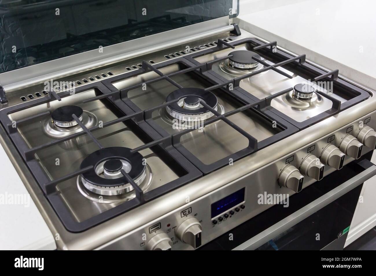 Primer plano de nuevo, moderno estufa de gas en la encimera de la cocina  casera moderna contemporánea Fotografía de stock - Alamy