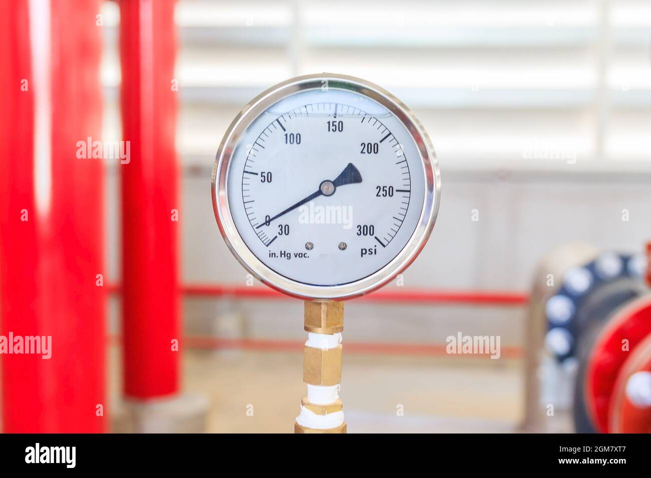 Vista del manómetro de la bomba de agua contra incendios instalado en una  tubería roja para la industria de sistemas de emergencia contra incendios  Fotografía de stock - Alamy