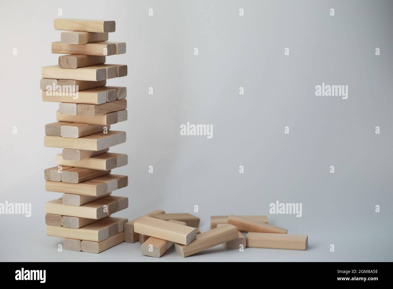 Juego de mesa jenga torre de luz palos de madera Fotografía de stock - Alamy