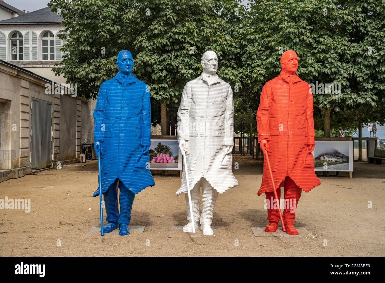 Drei Statuen von Charles de Gaulle des Künstlers Michel Audiard en den Farben der Tricolore Blau, Weiss, Rot im Park Les Jardins de l'Évêché, Blois, F. Foto de stock