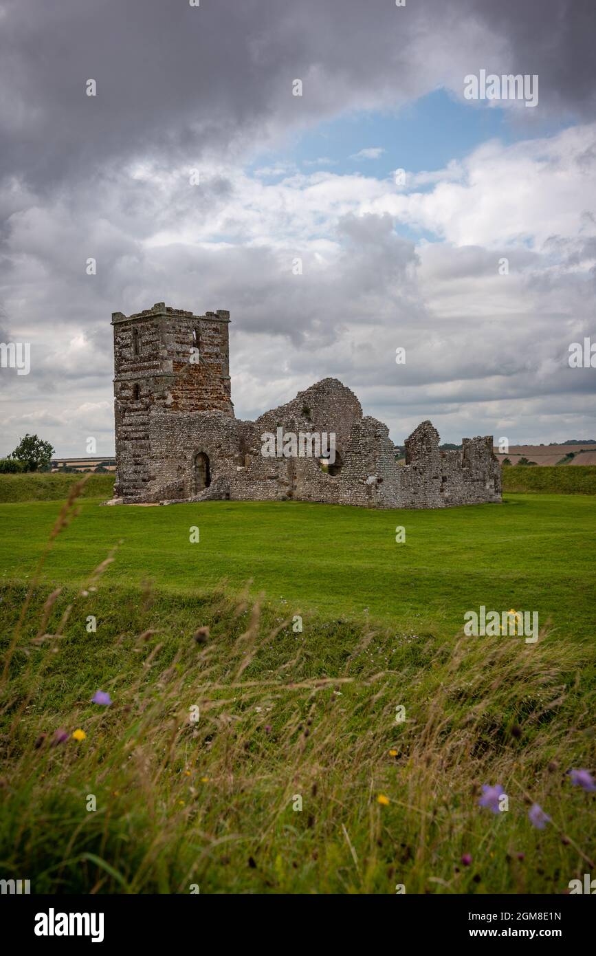 Knowlton Neolítico Henge monumento y 12th siglo en ruinas iglesia cerca de Wimborne, Dorset, Reino Unido Foto de stock