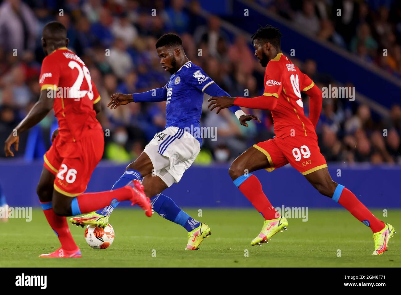 Kelechi Iheanacho De Leicester City En Accion Con Andre Frank Zambo Anguissa Y Kalidou Koulibaly De Napoles Leicester City V Ssc Napoli Uefa Europa League Group C King Power Stadium Leicester Reino