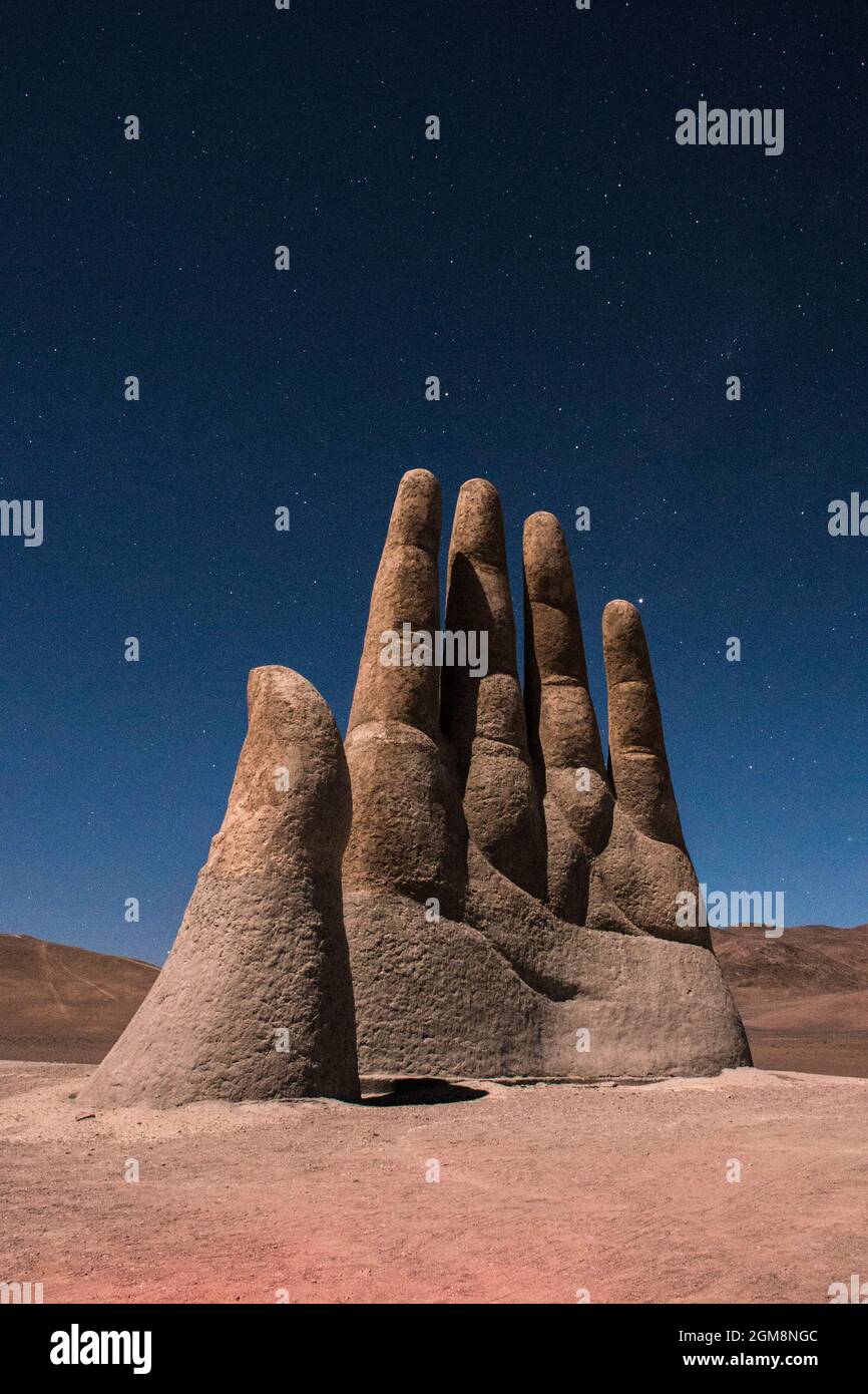 Escultura la mano del desierto fotografías e imágenes de alta