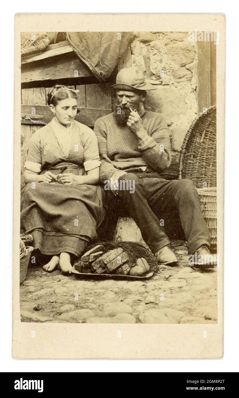 Original tarjeta de felicitación victoriana CDV (Carte de Visite), hecha para el comercio de vacaciones en ese momento. Representa a un pescador, fumando una pipa, usando un jersey tradicional de pescador, con su esposa que está descalza en Cullercoats, Northumberland, Norte de Inglaterra, Reino Unido Circa 1860. Foto de stock