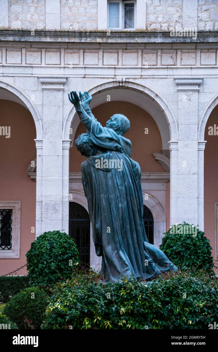 El Jardín del Claustro de Montecassino estatua de San Benedictino que los monjes sostenían a su muerte hace una declaración final en Italia. Foto de stock