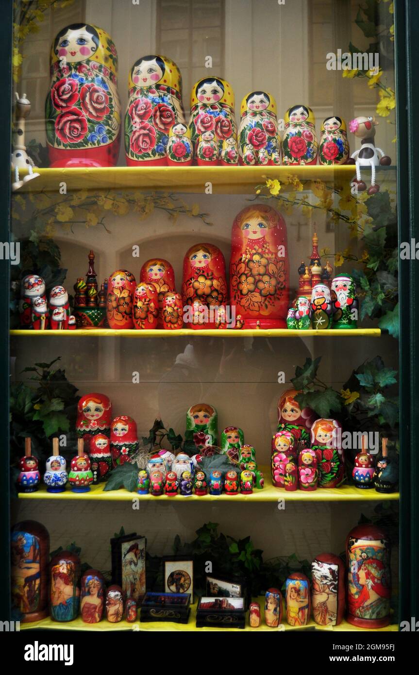 Muñecas matryoshka de madera en vitrinas de vidrio de souvenirs locales  regalos juguetes tienda para la gente de la república checa y los viajeros  extranjeros comprar en el casco antiguo de la