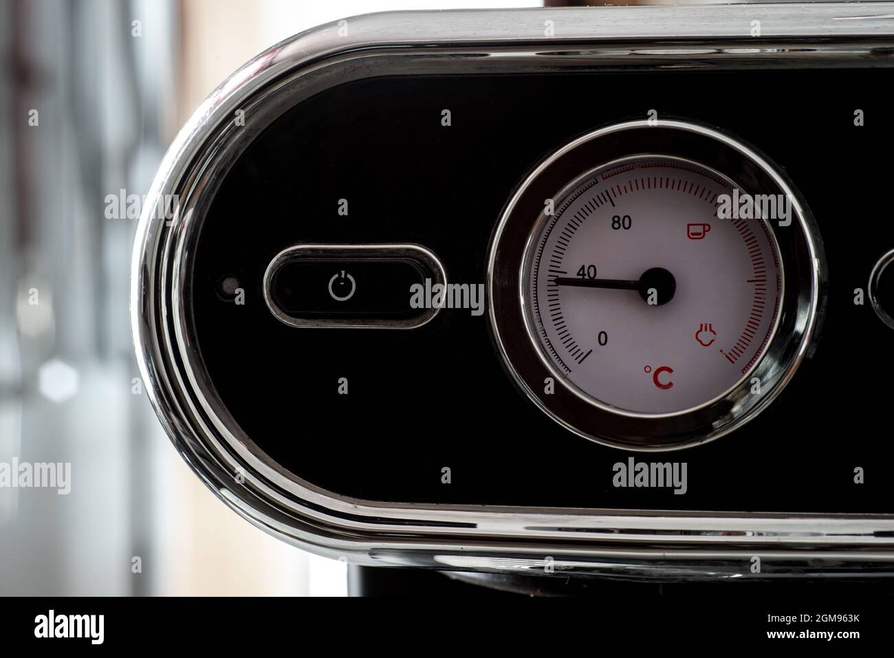 el cierre de la cafetera del manómetro Fotografía de stock - Alamy