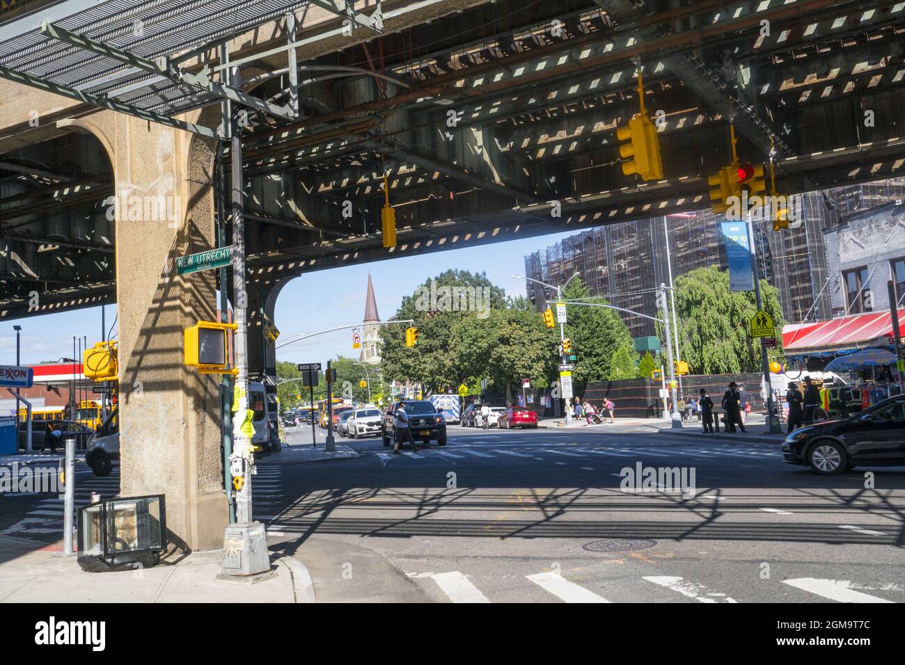 Mirando hacia Fort Hamilton Parkway bajo las vías elevadas del metro en New Utrecht Avenue en el barrio Borough Park de Brooklyn, Nueva York. Foto de stock