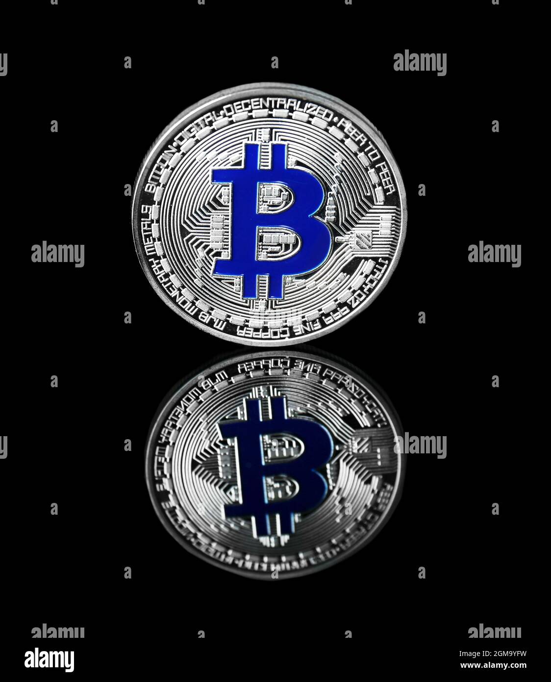 Bitcoin Plata sobre fondo oscuro Foto de stock