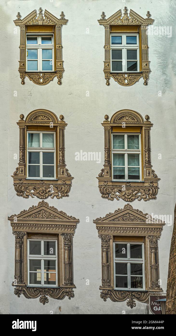 Ventanas decoradas y casas antiguas típicas del casco antiguo de Innsbruck.  Innsbruck, Tirol, Austria, Europa Fotografía de stock - Alamy