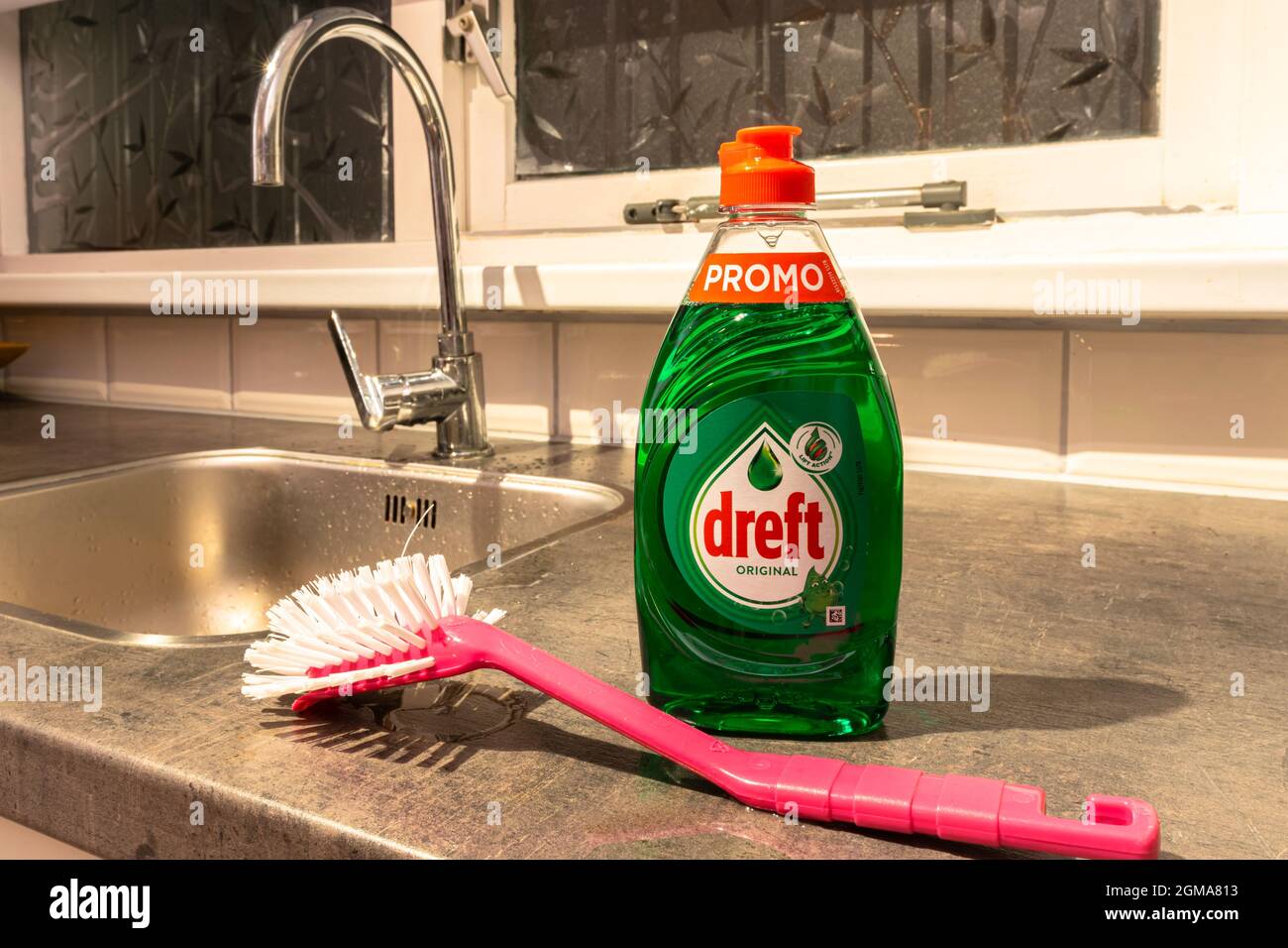 Lavavajillas líquido Dreft con cepillo en una encimera de cocina Fotografía  de stock - Alamy