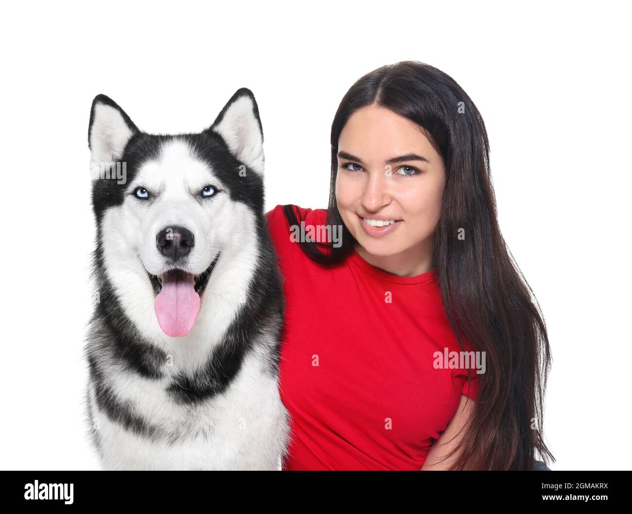 Mujer joven con lindo perro Husky sobre fondo blanco. Adopción de mascotas  Fotografía de stock - Alamy