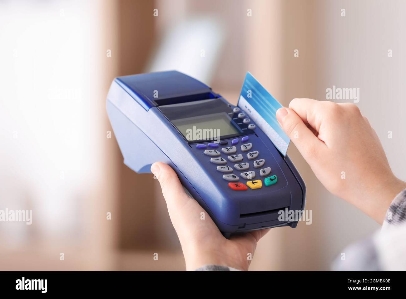 Mujer con terminal bancaria para el pago con tarjeta de crédito en el  interior Fotografía de stock - Alamy
