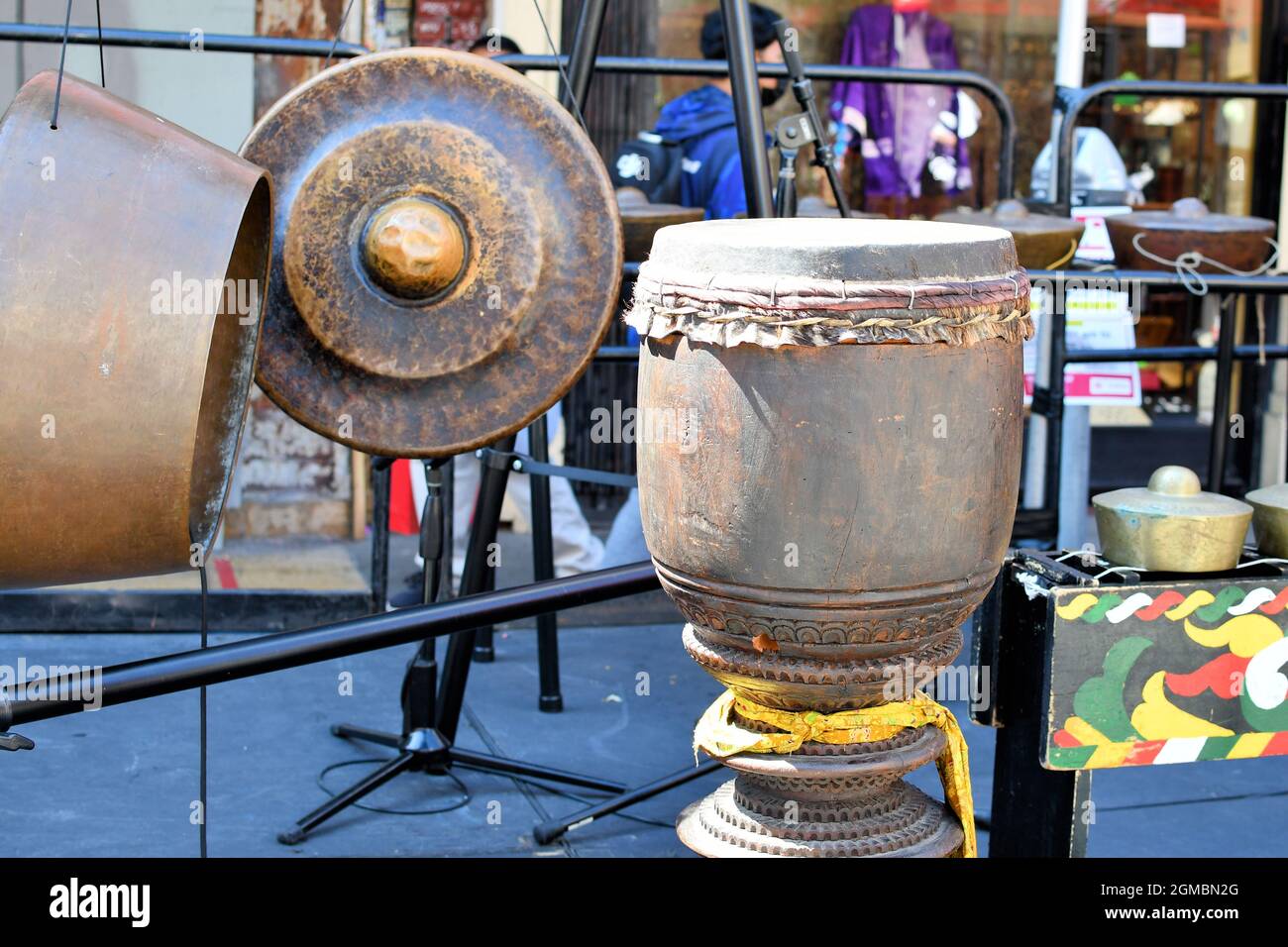 Instrumentos de percusión utilizados en composiciones musicales de  Maguindanao y Maranao; Gandingan, Babendil, Agung, Dabakan; Chinatown, San  Francisco, California Fotografía de stock - Alamy