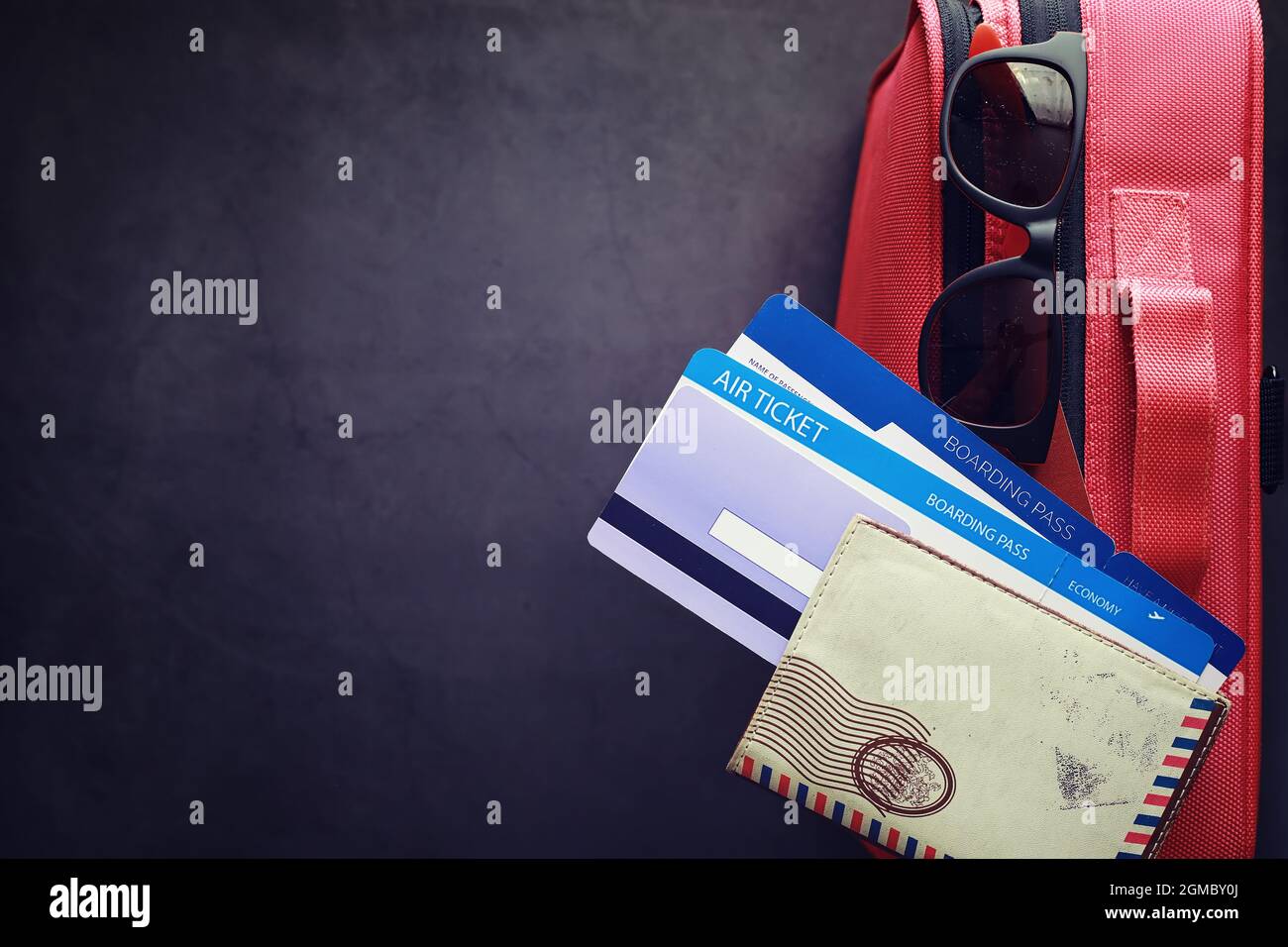 Concepto de viaje. Bolsa de viaje con documentos y billetes Fotografía de  stock - Alamy