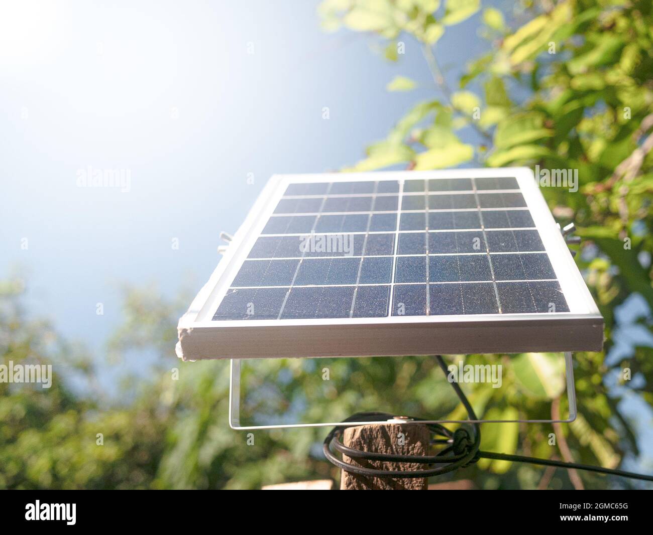 Pequeños paneles solares colocados en postes al aire libre en un día  soleado. Mini panel solar para el foco LED en el jardín Fotografía de stock  - Alamy