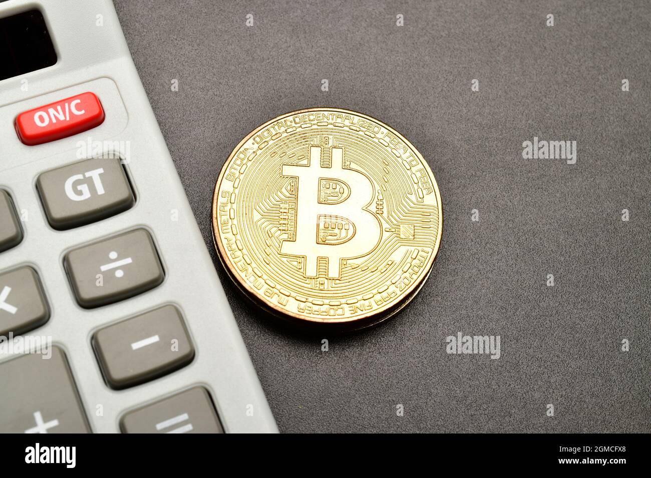 Bitcoin con calculadora sobre fondo negro, concepto de criptomoneda  Fotografía de stock - Alamy