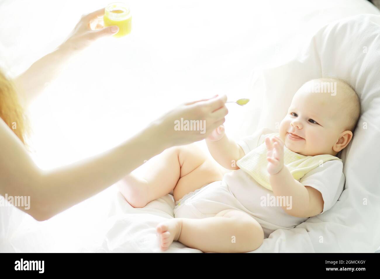Concepto De Maternidad Una Madre Joven Alimenta A Su Pequeno Bebe Primer Senuelo Y Lactancia Familia Grande Con Ropa Blanca Fotografia De Stock Alamy