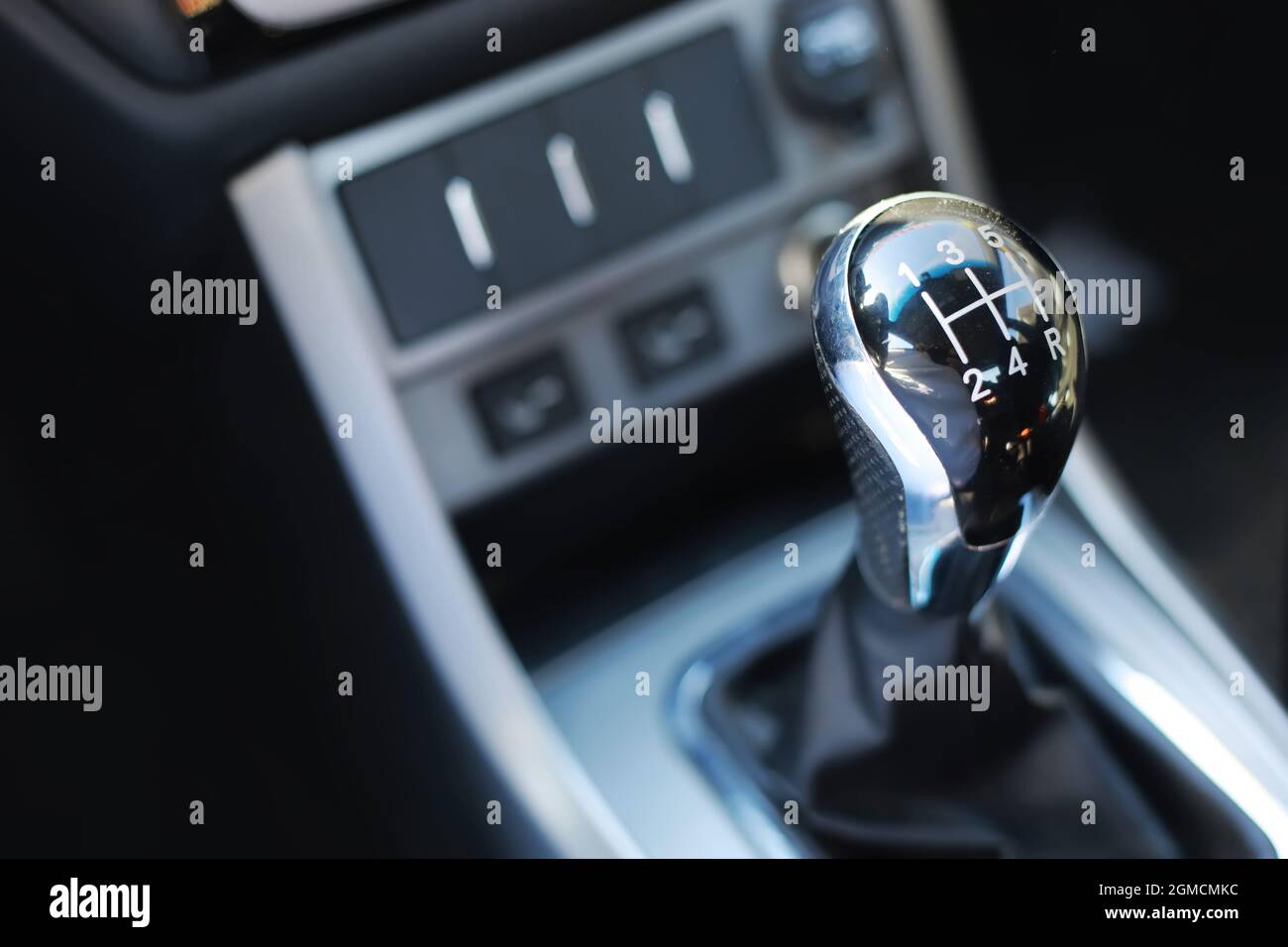 Mano en el pomo de la palanca de cambios del coche. el conductor cambia la  velocidad en el coche. mano en la palanca de cambios.