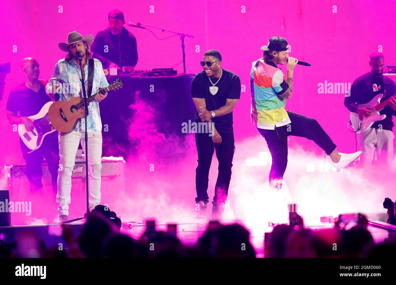 Nelly (C) actúa con Brian Kelley (L) y Tyler Hubbard de Florida Georgia Line  durante el primer día del Festival de Música iHeartRadio en T-Mobile Arena  en Las Vegas, Nevada, EE.UU. 17