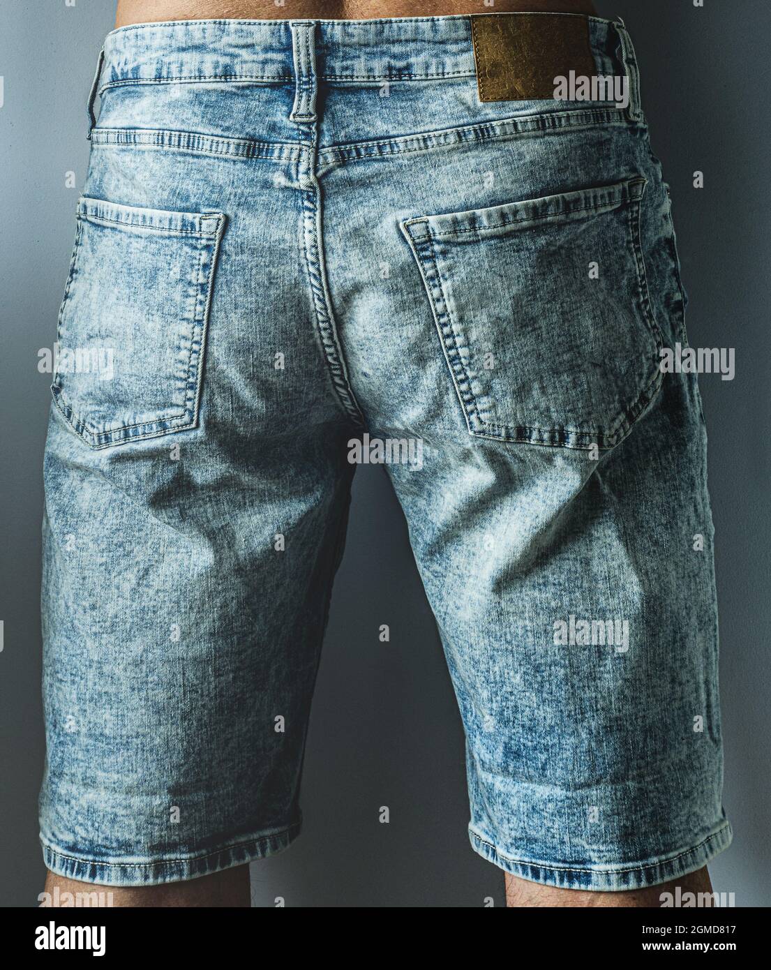 hombre vestido nuevo azul denim pantalón corto Fotografía de stock - Alamy
