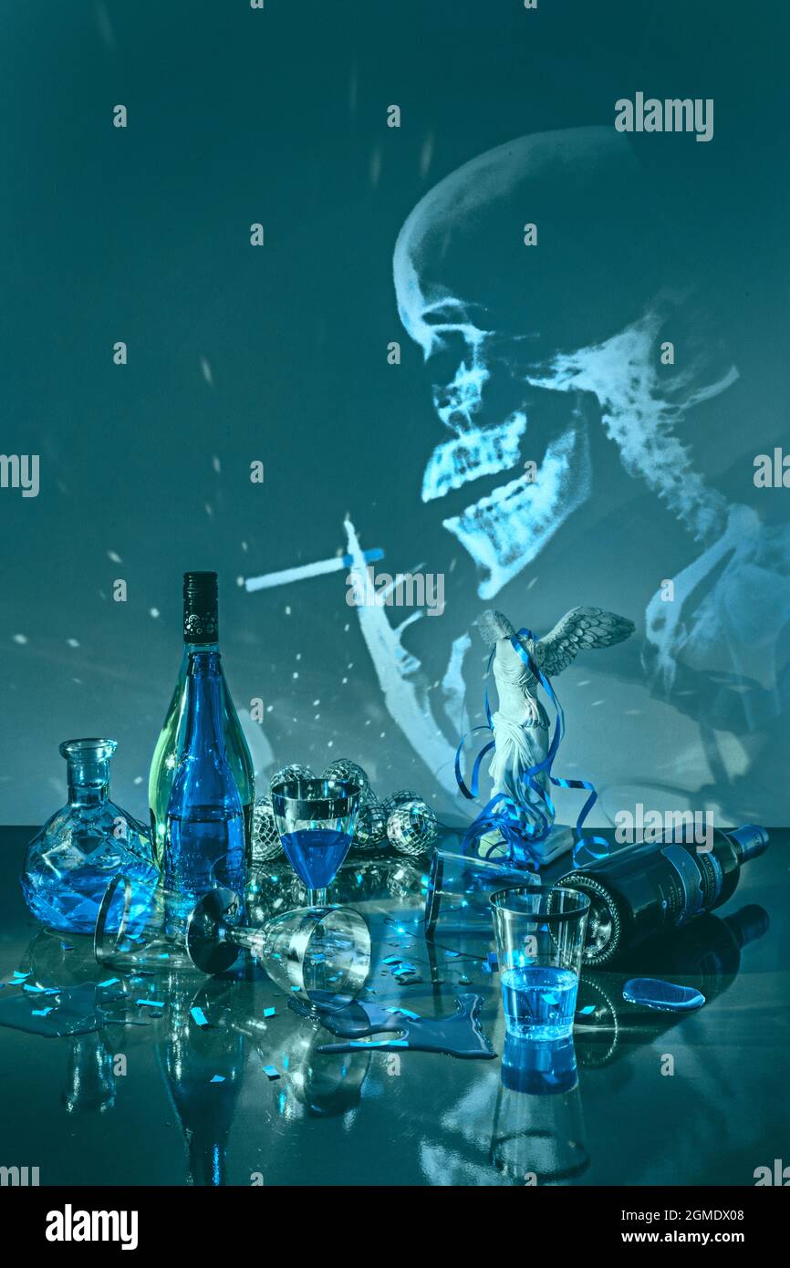 Imagen fantasmal del cráneo proyectada en azul con botellas, vasos y vasos después de la fiesta Foto de stock