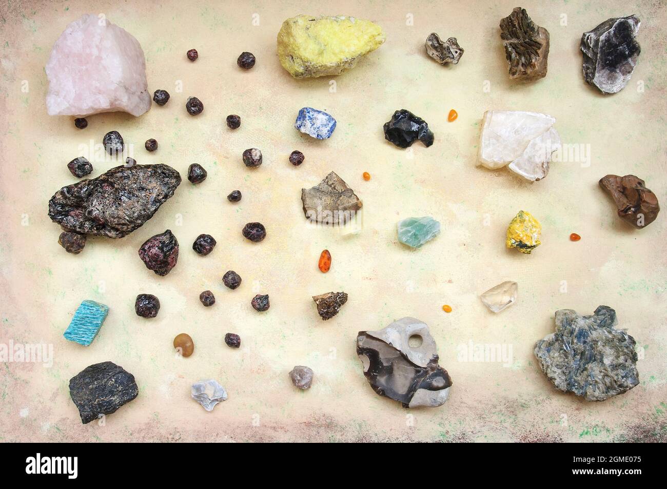 Un conjunto de minerales naturales sobre un fondo claro. Vista superior Foto de stock